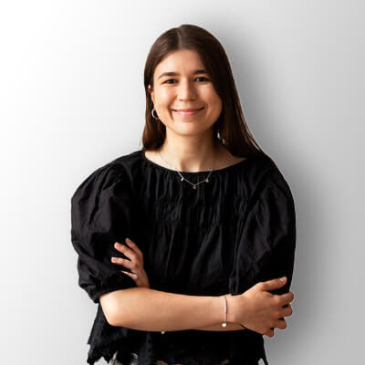 Katarzyna Janiak - psycholog, psychoterapeutka pracująca z dziećmi od 3. roku życia i młodzieżą do 18 r.ż. oraz rodzicami wspierając ich w radzeniu sobie z trudnościami emocjonalnymi i społecznymi.